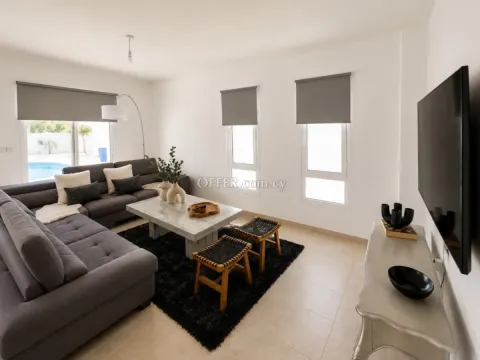 Detached 3-Bedroom Villa with Private Pool, Garden & Solar Panels - 8