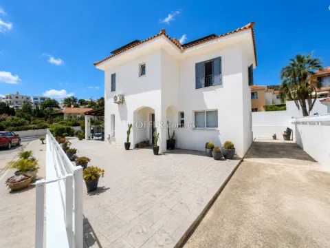 Detached 3-Bedroom Villa with Private Pool, Garden & Solar Panels - 5