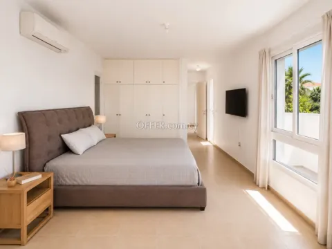 Detached 3-Bedroom Villa with Private Pool, Garden & Solar Panels - 4