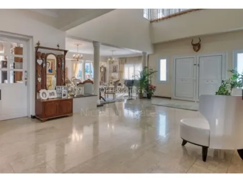 Luxury Five Bedroom Villa with Separate Two Bedroom Apartment for Sale in Faneromeni Larnaca - 7
