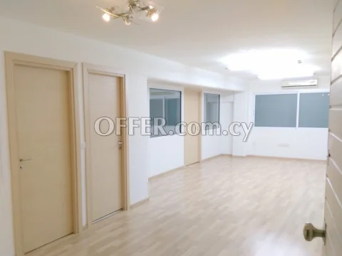 Modern office 100m2 - open office area and separated offices - Main Photo