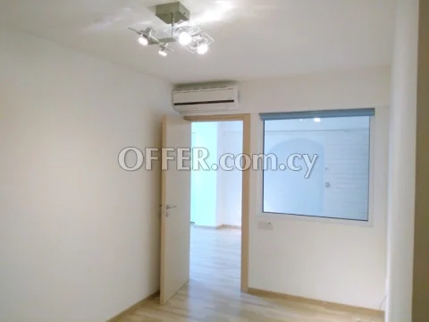Modern office 100m2 - open office area and separated offices - 4