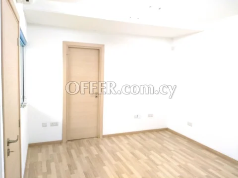 Modern office 100m2 - open office area and separated offices - 3