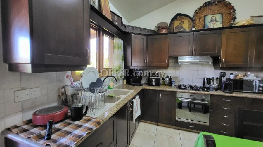 House in Limassol suburbs built in 660m2 plot which can be used as 2 separate residents - 9