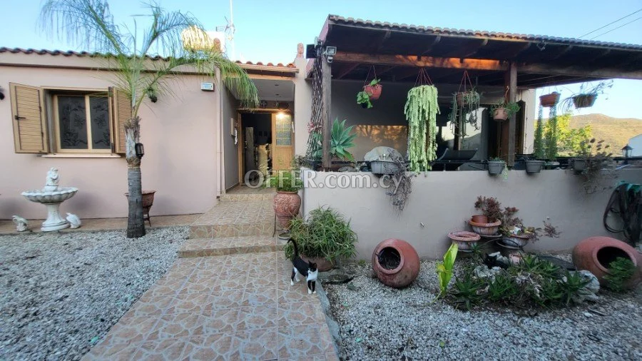 House in Limassol suburbs built in 660m2 plot which can be used as 2 separate residents - 3