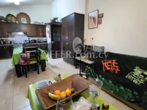 House in Limassol suburbs built in 660m2 plot which can be used as 2 separate residents - Main Photo