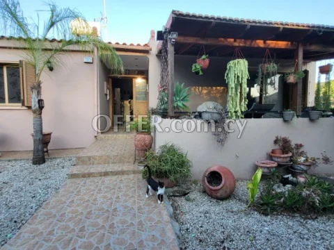 House in Limassol suburbs built in 660m2 plot which can be used as 2 separate residents - 3
