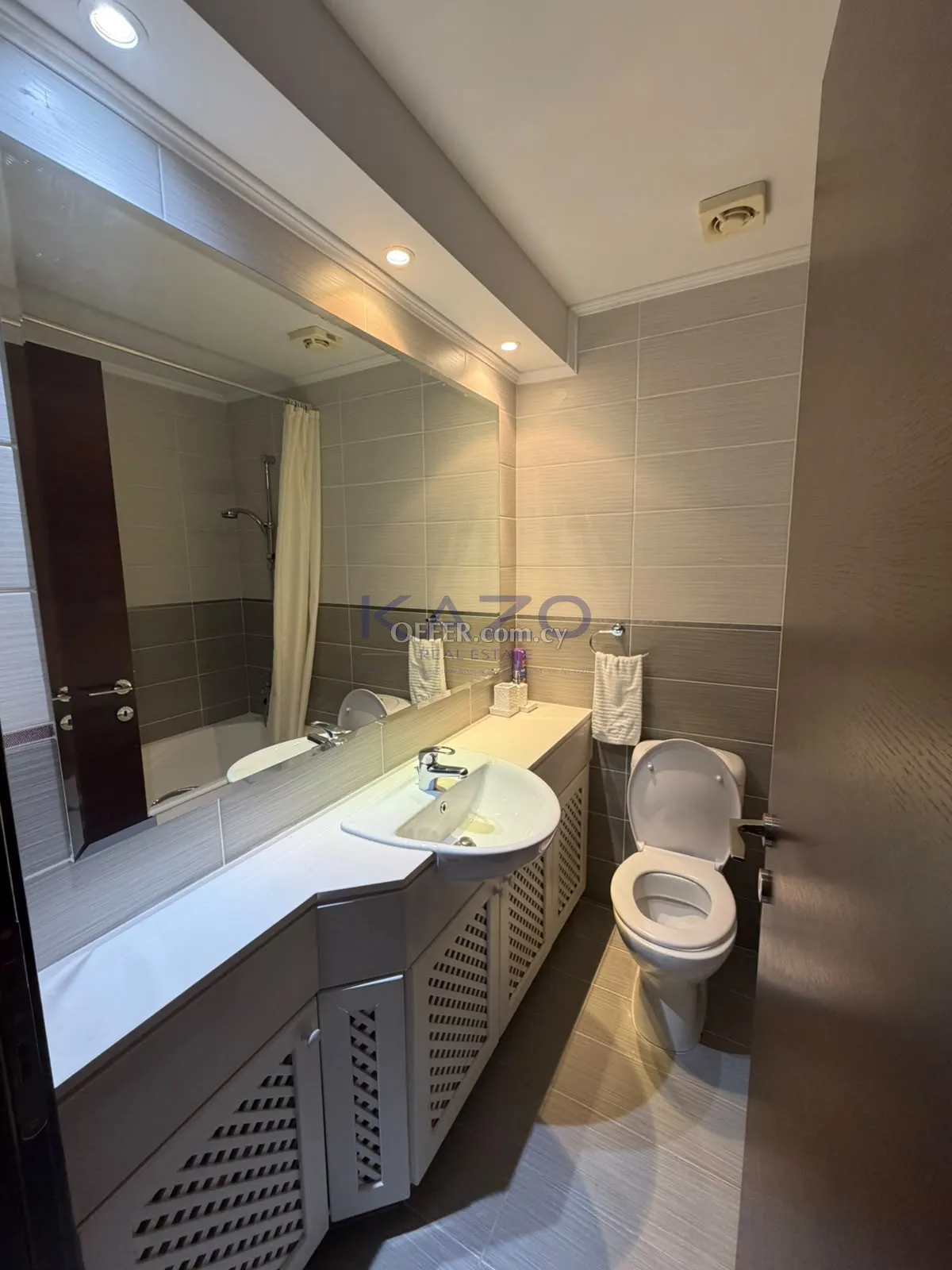 Spacious 3 Bedroom Apartment in Vibrant Kato Paphos - 2