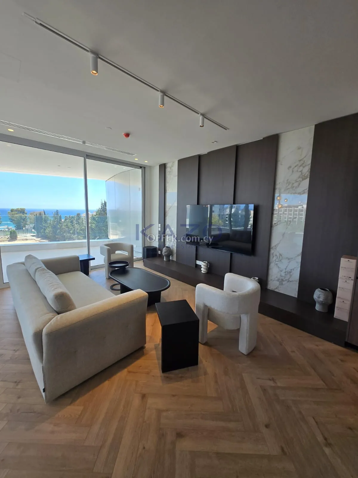 Modern Seafront Apartment with Gym in Mouttagiaka - 8