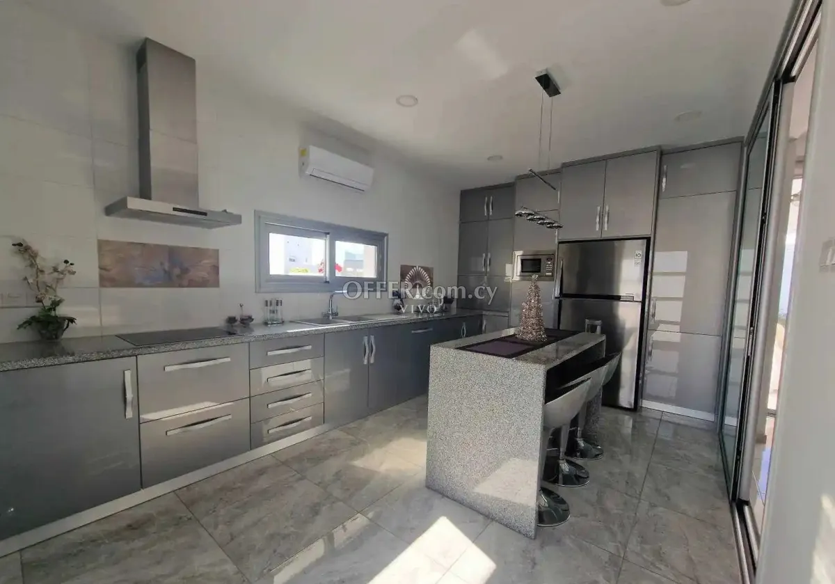SPACIOUS 4 BEDROOM VILLA IN PAREKLISIA - 10