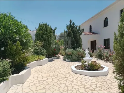 Exceptional Five Bedroom Villa with Panoramic Sea Views in Tala Paphos - 10