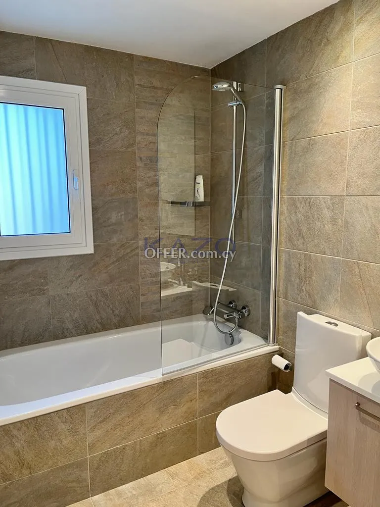 3-Bed Seafront Apartment in Marina with Communal Pool and Garden - 4