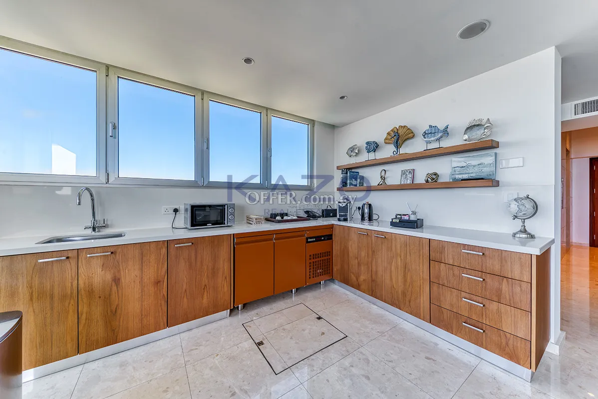 3-Bed Seafront Apartment in Pyrgos Tourist Area - 2
