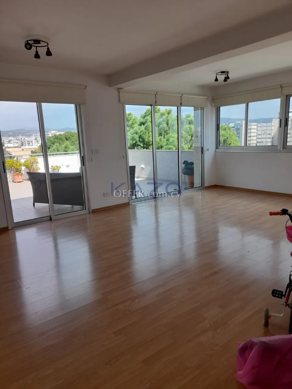 3-Bed Penthouse with City View in City Center - Katholiki - 1