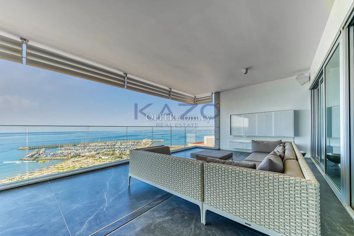 3-Bed Seafront Apartment in Pyrgos Tourist Area - 1