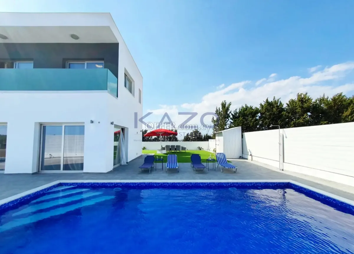 4-Bed Villa with Private Pool in Akrotiri - 1