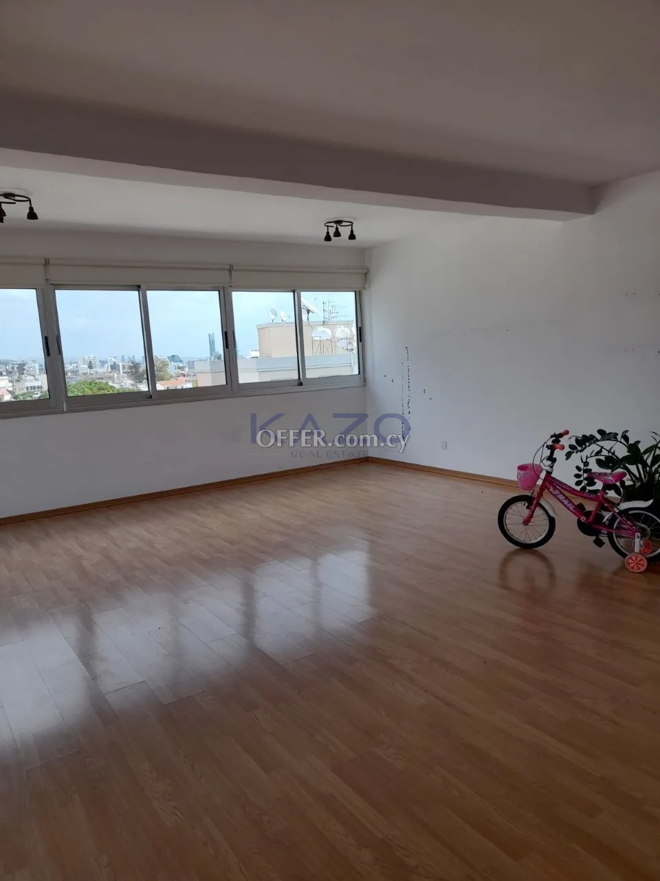 3-Bed Penthouse with City View in City Center - Katholiki - 12