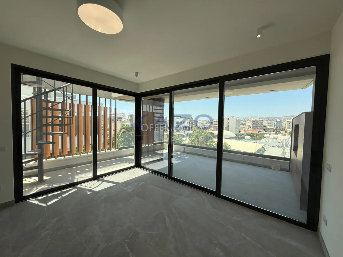 3-Bed Panoramic View Penthouse in Neapolis - 10
