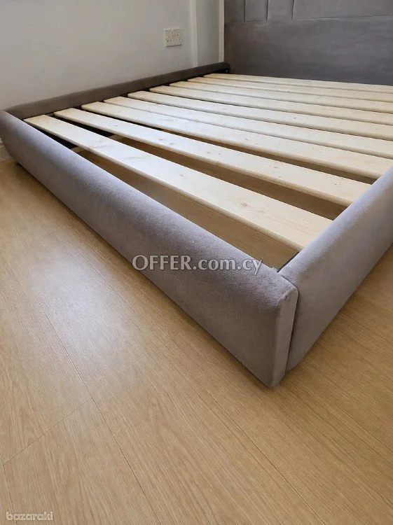 Complete bedframe with headboard great condition no matress - 4