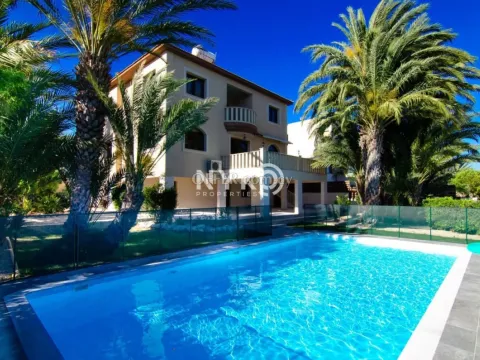 3 bedroom detached house plus maid's room