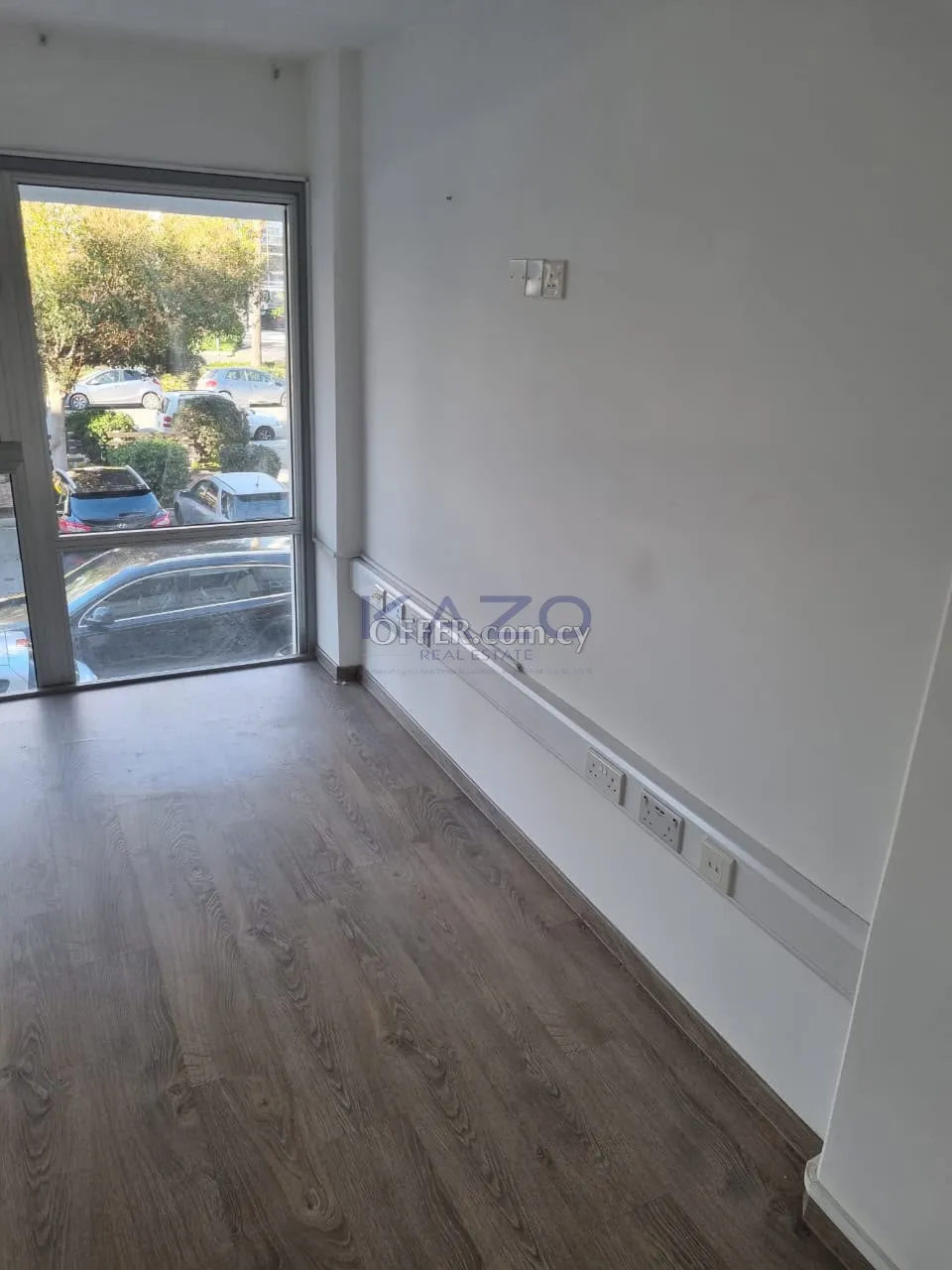 Prime Ground-Floor Shop/Office in Central Agia Zoni Area - 4