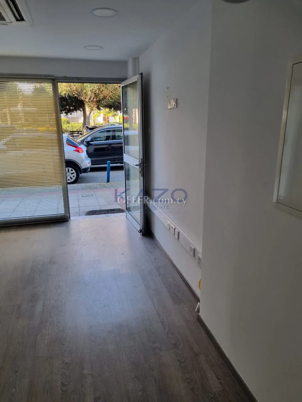 Prime Ground-Floor Shop/Office in Central Agia Zoni Area - 12