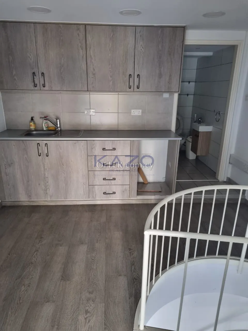 Prime Ground-Floor Shop/Office in Central Agia Zoni Area - 8