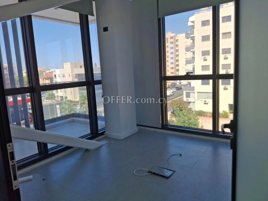 Stunning offices 355m2 in commercial building - Class A' - 3