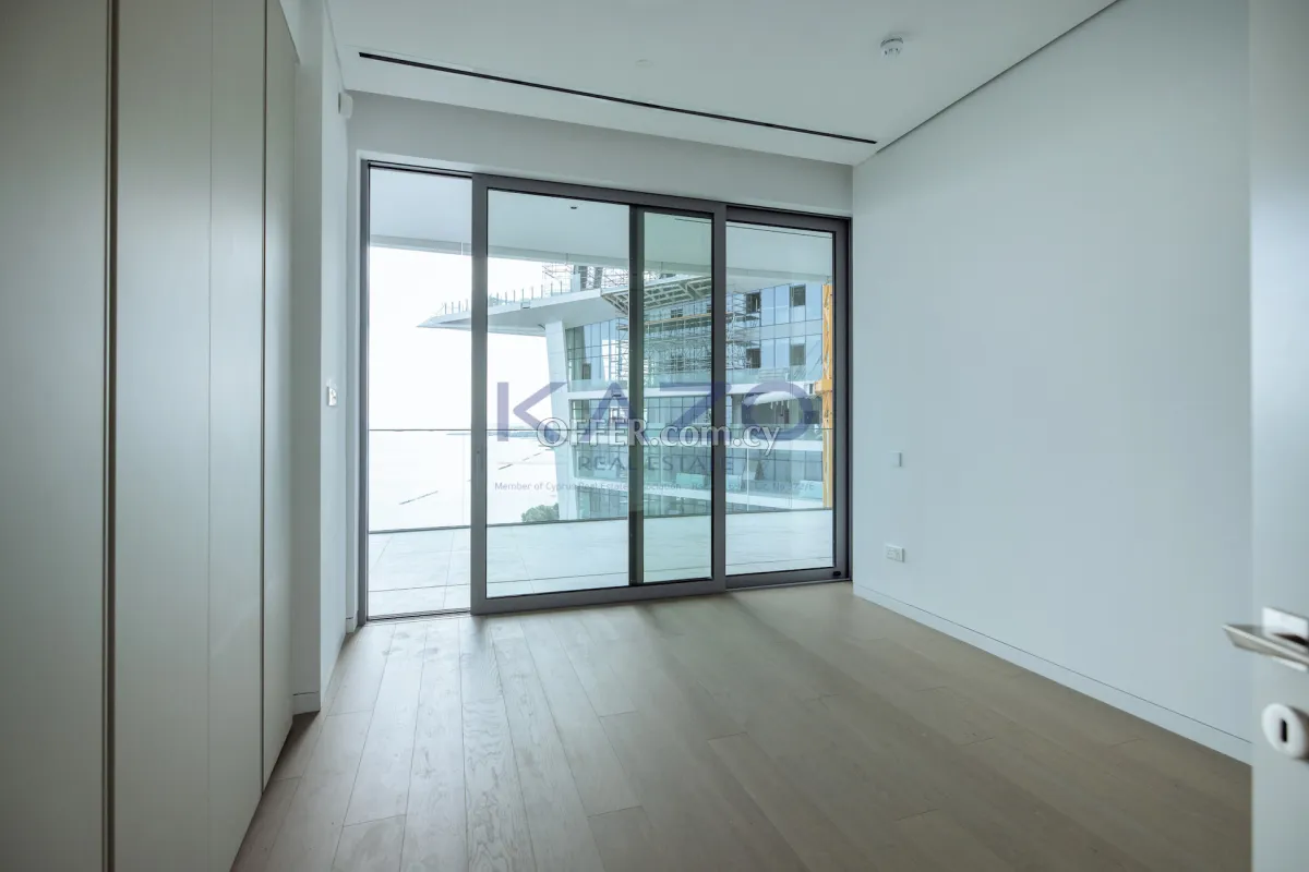 Modern Seafront 2-Bed Apartment in Neapolis - 11
