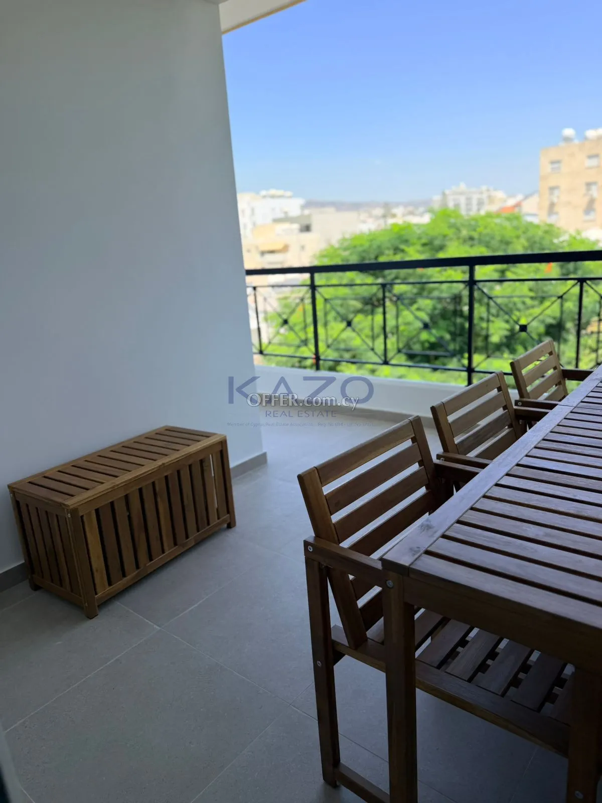 Modern 3-Bed Top-Floor Apartment in Petrou & Pavlou - 9