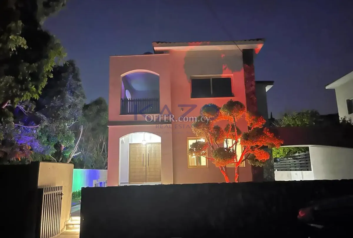 Modern Renovated 5-Bedroom House with Private Pool - 12