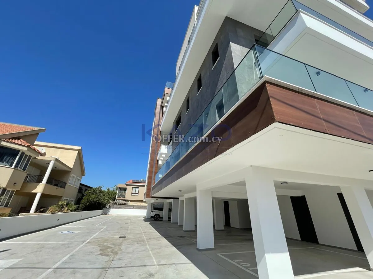 Modern 2 Bedroom Apartment in Quiet Green Polemidia - 12