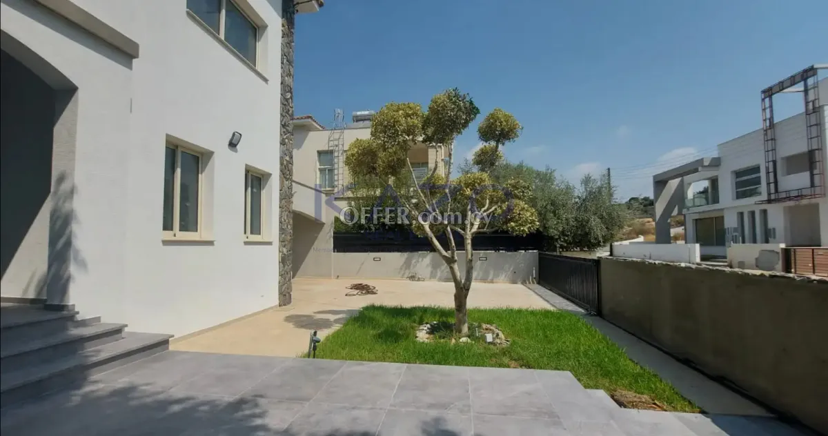 Modern Renovated 5-Bedroom House with Private Pool - 11