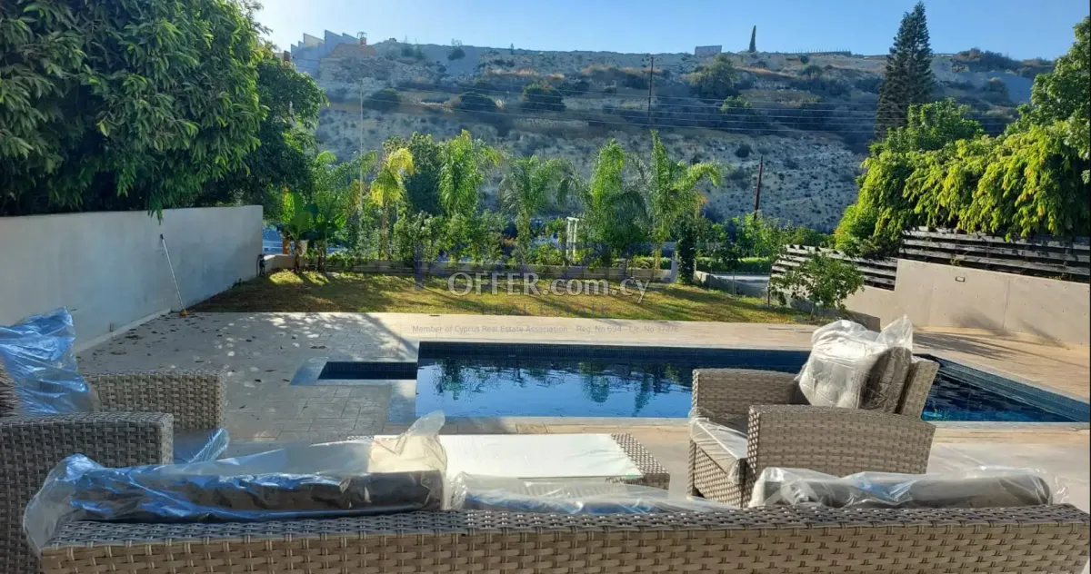 Modern Renovated 5-Bedroom House with Private Pool - 10