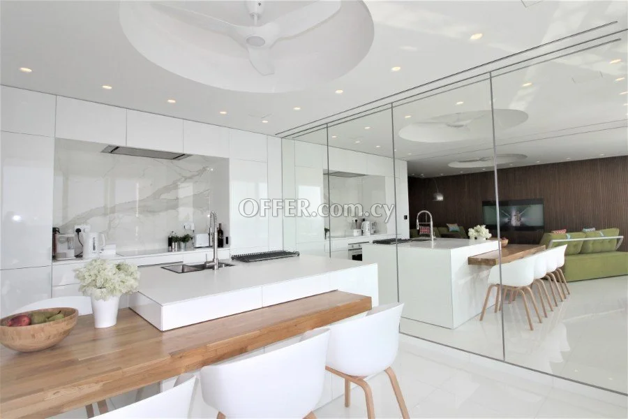 Beachfront 2 bedroom renovated apartment - stunning sea view!! - 6