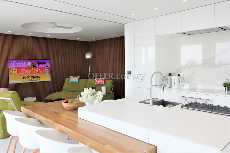 Beachfront 2 bedroom renovated apartment - stunning sea view!! - 8