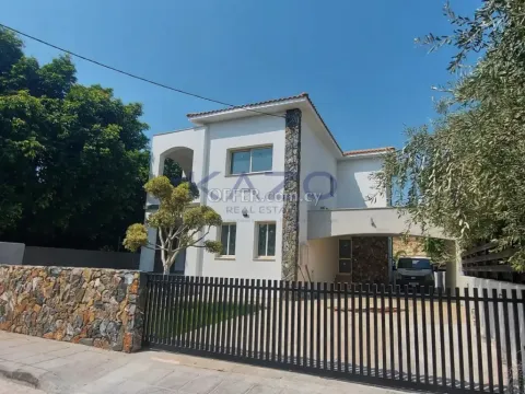 Modern Renovated 5-Bedroom House with Private Pool - Main Photo