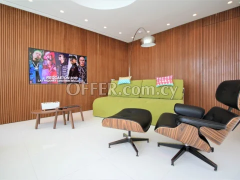 Beachfront 2 bedroom renovated apartment - stunning sea view!! - 9